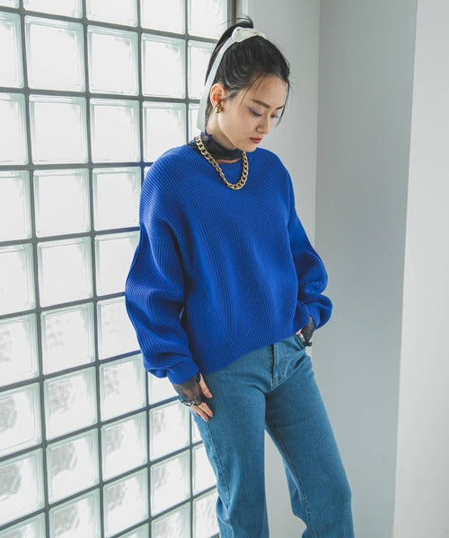 手臂變形、前後有差異的彩色紙板針織