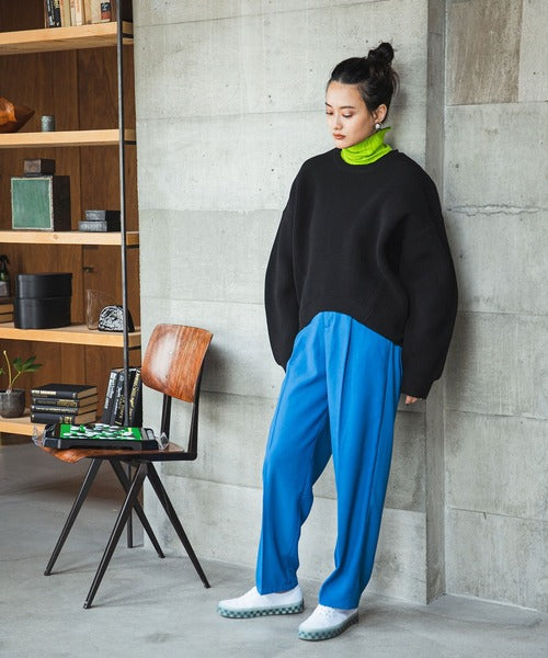 手臂變形、前後有差異的彩色紙板針織