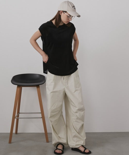 透け感のあるフロック加工のオーバーサイズノースリーブTシャツ
