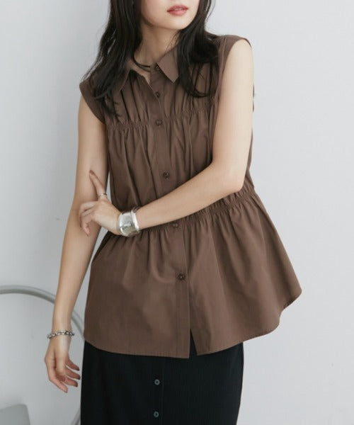 Wide-pleated sleeveless shirt