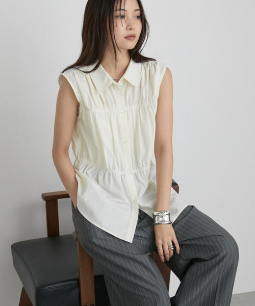 Wide-pleated sleeveless shirt
