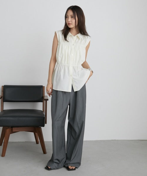 Wide-pleated sleeveless shirt
