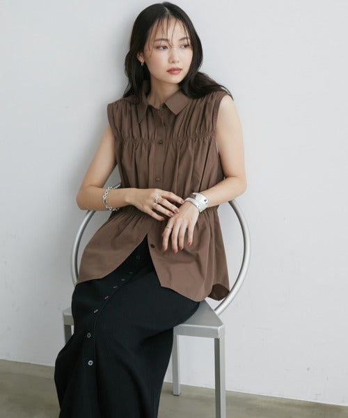 Wide-pleated sleeveless shirt