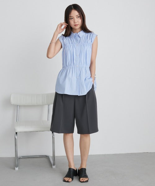 Wide-pleated sleeveless shirt