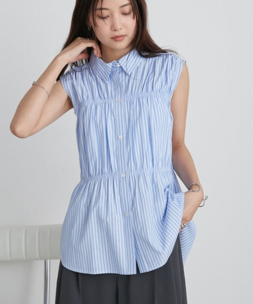 Wide-pleated sleeveless shirt