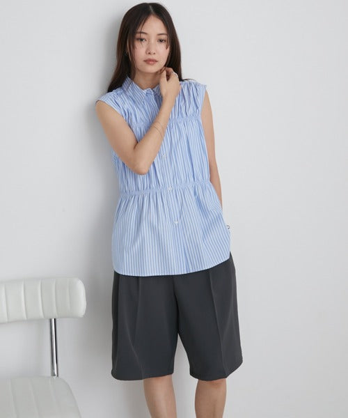 Wide-pleated sleeveless shirt