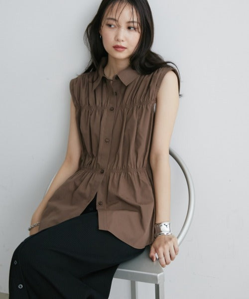 Wide-pleated sleeveless shirt