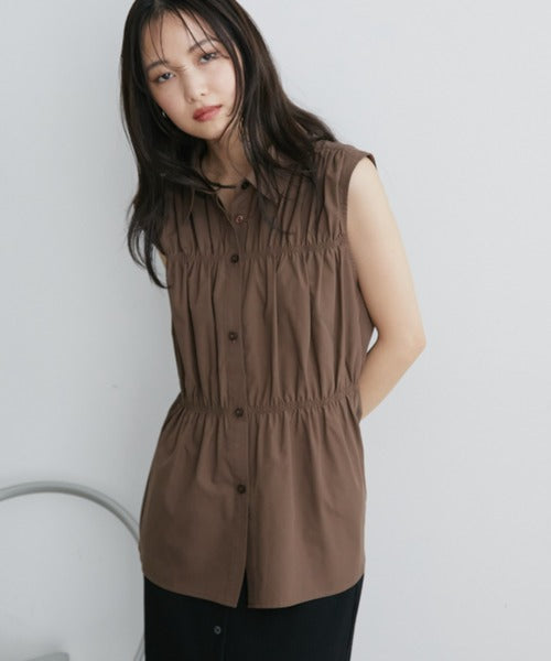 Wide-pleated sleeveless shirt