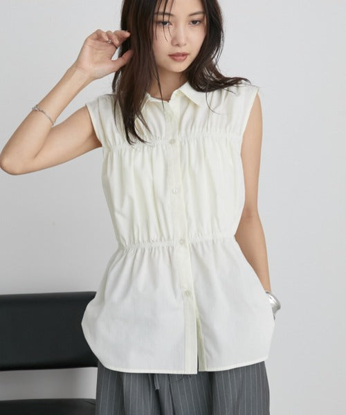 Wide-pleated sleeveless shirt
