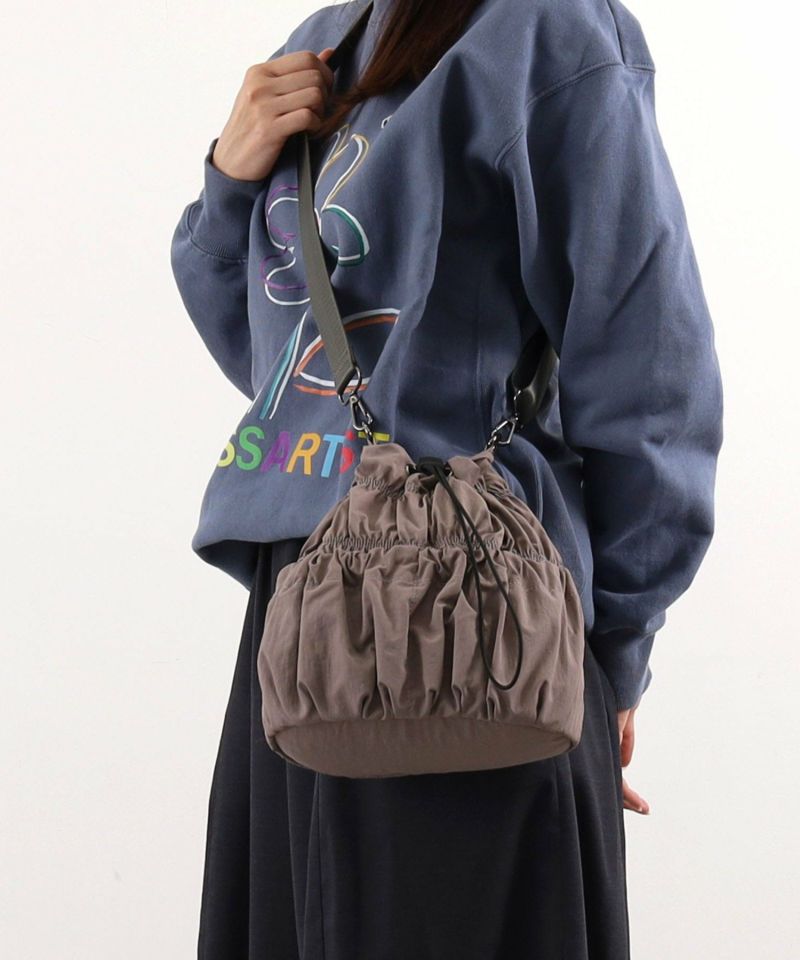 COOCO [褶皺抽繩單肩包] 女包 肩部抽繩 人氣品牌 女包 單肩包 時尚品牌 人氣 40 年代 50 年代 輕
