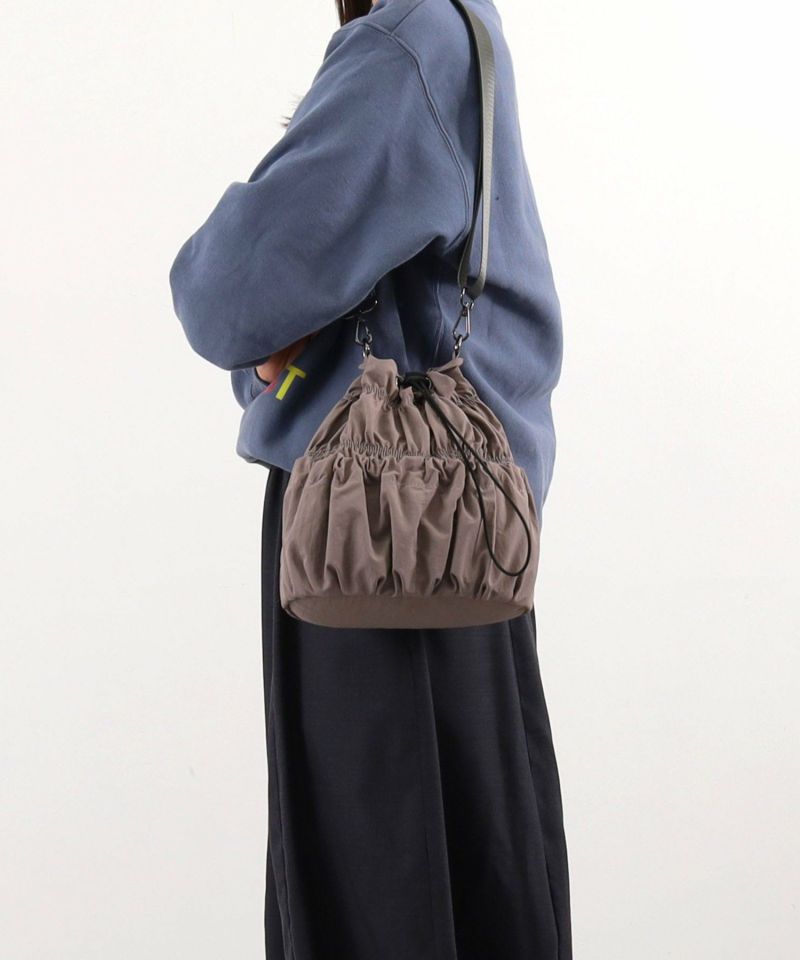 COOCO [褶皺抽繩單肩包] 女包 肩部抽繩 人氣品牌 女包 單肩包 時尚品牌 人氣 40 年代 50 年代 輕