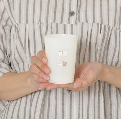 蓬鬆貓盯著塑膠杯