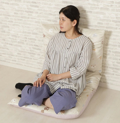 蓬鬆貓咪凝視睡眠墊