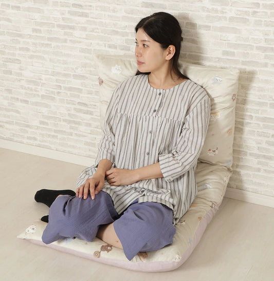 蓬鬆貓咪凝視睡眠墊