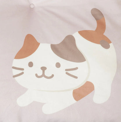 蓬鬆貓咪凝視睡眠墊