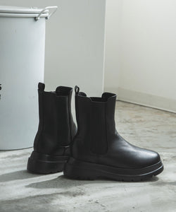 Monochrome ankle boots with elasticated sides
