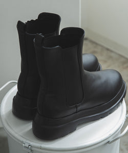 Monochrome ankle boots with elasticated sides