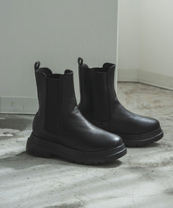Monochrome ankle boots with elasticated sides