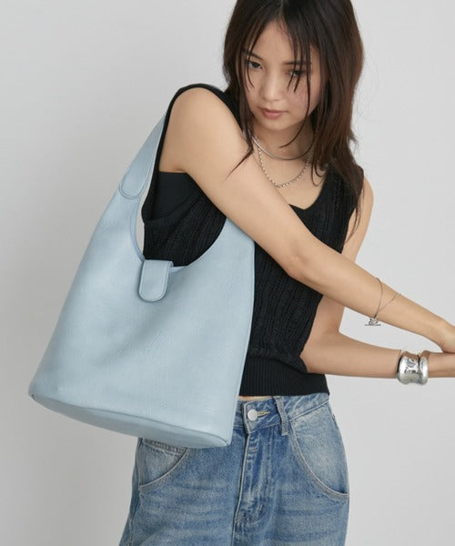 Bucket shoulder bag with one handle and mini pouch